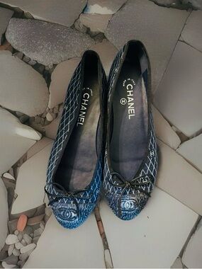 CHANEL Navy CC Logo Ballet Flats